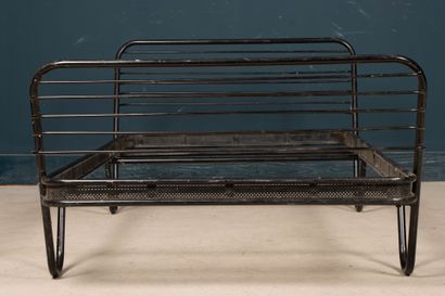 RAPHAEL, vers 1950.
Lit de repos en tube...