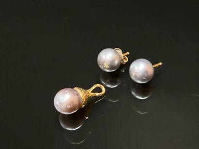 Pendant and pair of earrings in gold and...