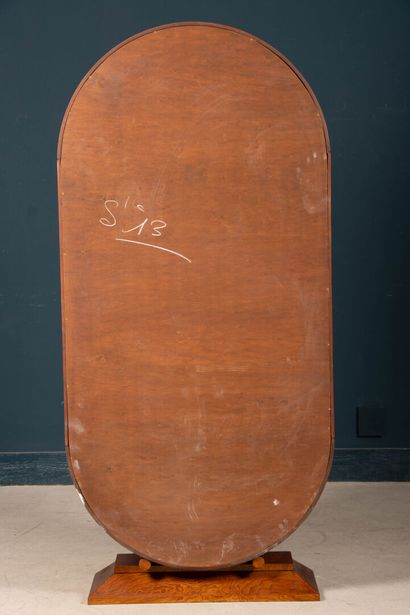 Vitrine de forme ovale en placage de loupe,...