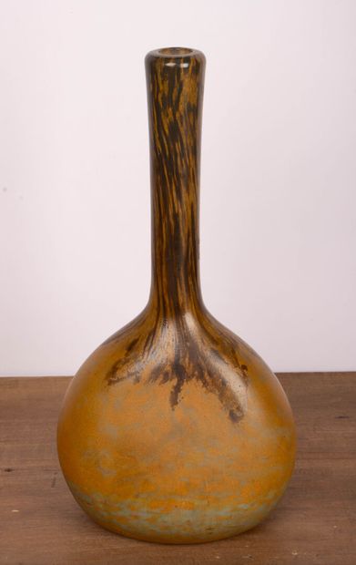 DAUM Nancy
Grand vase à long col en verre...