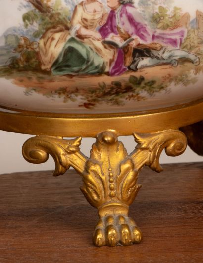 MEISSEN.
Pot couvert en porcelaine ornée...