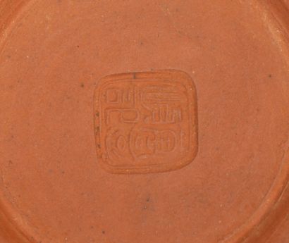 CHINE.
Petite théière en grès de Yixing.
Cachet...