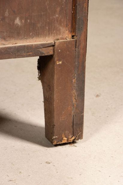 Commode à façade galbée en frisage de satiné...