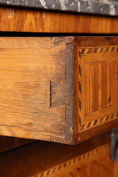 Secrétaire droit en marqueterie de bois de...