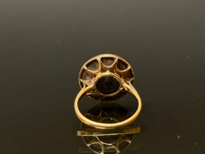 Gold ring set with a round hematite.
750°/00...