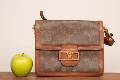 LOUIS VUITTON. 
Dauphine
