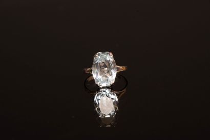 White gold ring set with a navette-cut aquamarine...