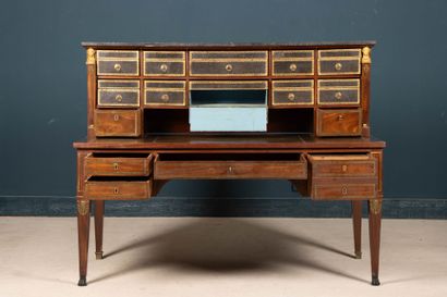 Large bureau à gradin en placage d' acajou...