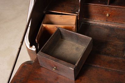 Commode scriban en acajou mouluré, à abattant...