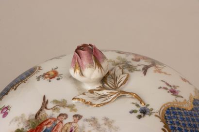 MEISSEN.
Pot couvert en porcelaine ornée...