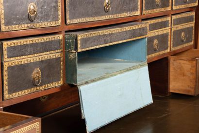 Large bureau à gradin en placage d' acajou...