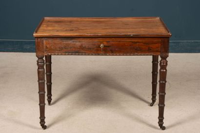 Bureau plat en placage de palissandre, pieds...