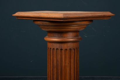 Colonne de présentation en noyer, fût cannelé.
Napoléon...