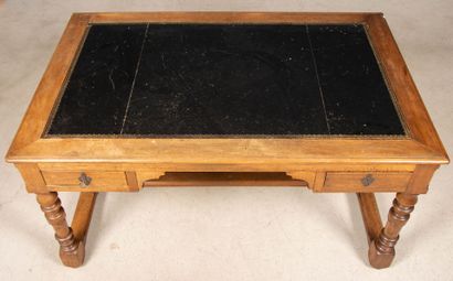 Bureau plat en noyer, quatre pieds balustres...