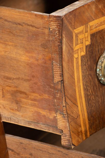 Petite commode ventrue marquetée de fleurs,...