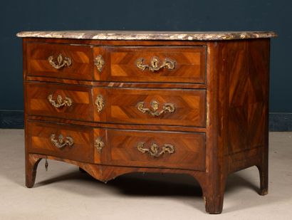 Commode à façade galbée en frisage de satiné...