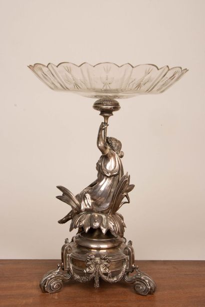 Centre de table en argent. figurant une nymphe...