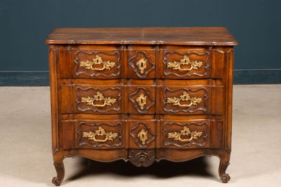 Commode à façade arbalète en noyer mouluré,...