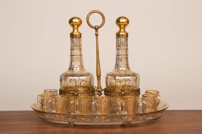 Service à liqueur en verre doré comprenant...