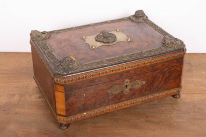 Coffret en placage de loupe souligné d'une...