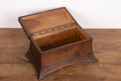 Coffret en bois sculpté à décor de Vénus...