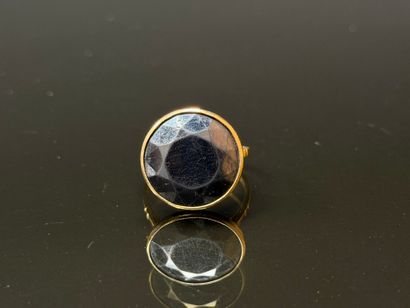 Gold ring set with a round hematite.
750°/00...