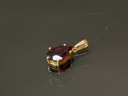 Gold pendant set with a teardrop garnet
750°/00...