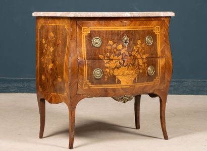 Petite commode ventrue marquetée de fleurs,...