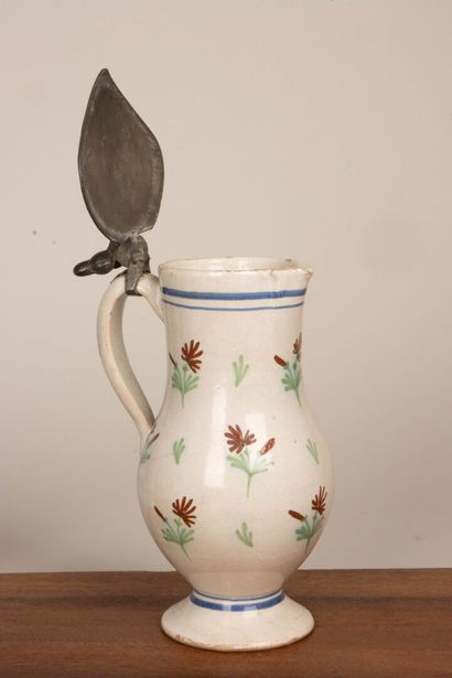 Ensemble de quatre pichets et un pot couvert...