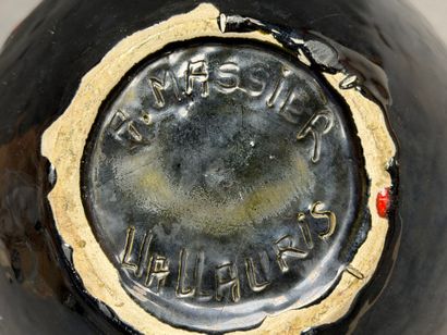 MASSIER à Vallauris. 
Vase à deux anses....