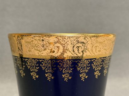 Vase en porcelaine de Limoges à décor doré...