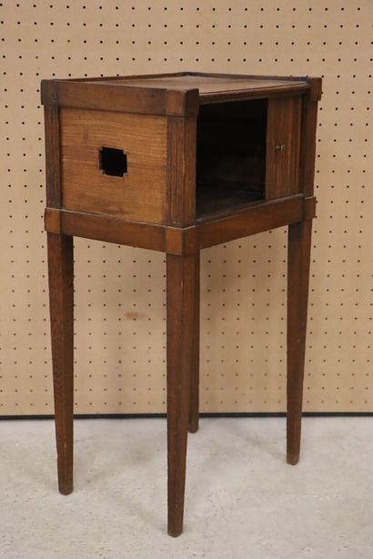 Table de chevet à rideau. 
XIX°
76 x 42 x...