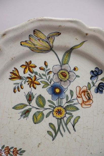 Deux assiettes en faïence XIX°
D. :26 cm....