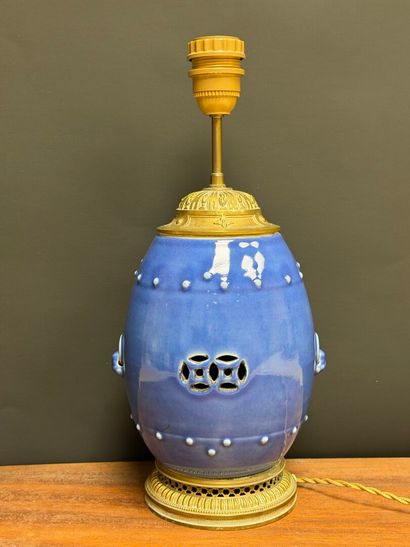 Pied de lampe en porcelaine de Chine et monture...