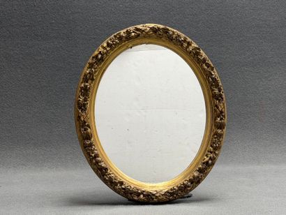 Miroir, cadre ovale en bois et stuc doré...