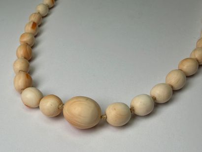 Collier de perles de corail peau d'ange.
L:...