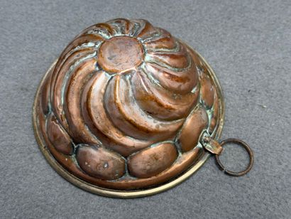 Moule à gâteau en cuivre
H. : 7 cm. D. :...