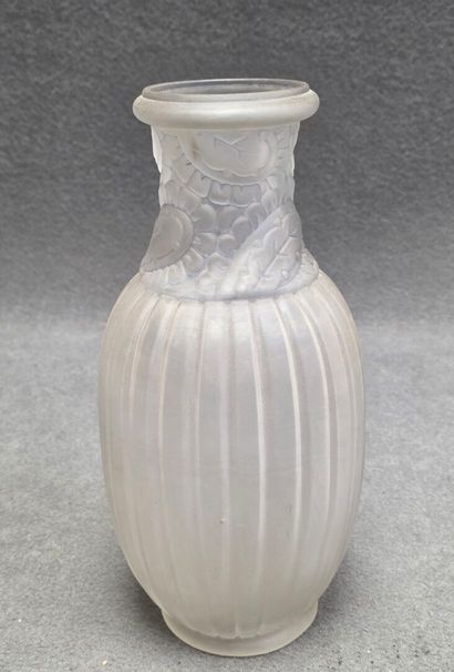 Paire de vases en verre moulé satiné à côtes:,...