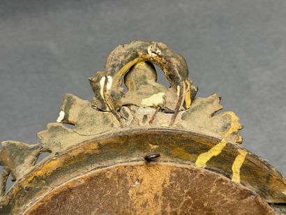 Miroir cadre en bois doré. 
35 x 26 cm. 
Accident...