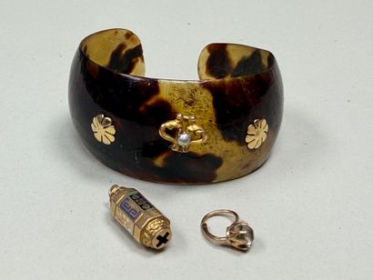Bracelet en écaille et or, pendentif et une...