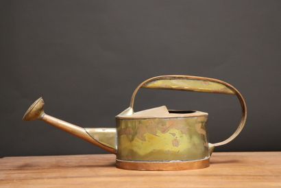 Arrosoir en cuivre. 
17 x 42 x 14 cm.