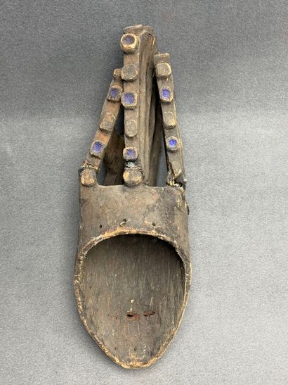 Masque heaume africain en bois sculpté et...
