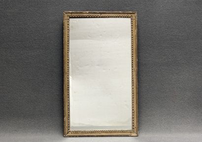 Miroir cadre en bois et stuc. 
60 x 35 c...