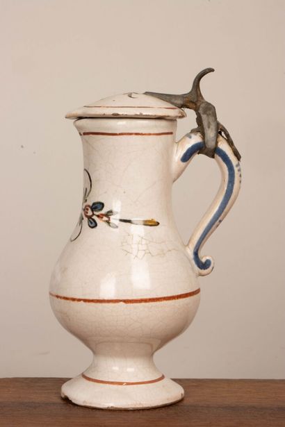 Ensemble de quatre pichets et un pot couvert...