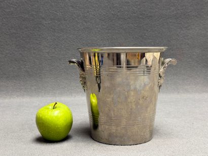 Seau à Champagne en métal argenté, les prises...