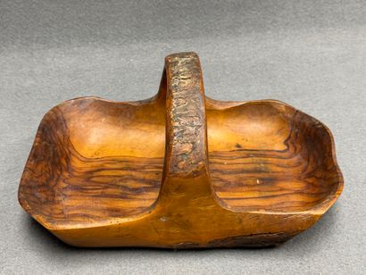 VALLAURIS - Tony BAIN. 
Panier en bois d'olivier
16...
