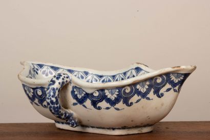 Ensemble de trois saucières en faïence du...