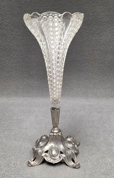 Paire de vases cornet en verre moulé, piètement...