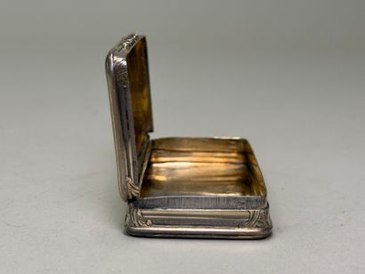 Tabatière en argent à riche décor gravé de...