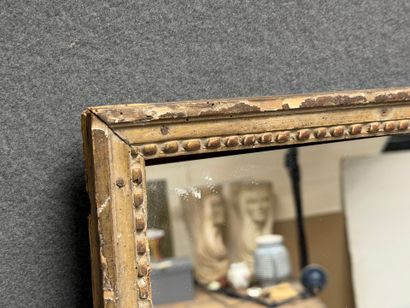 Miroir cadre en bois et stuc. 
60 x 35 c...
